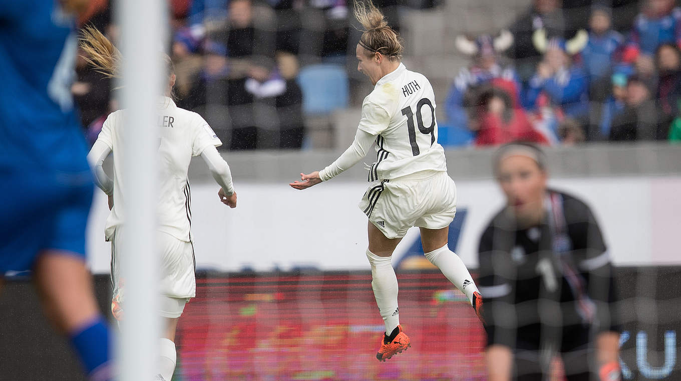 Freudensprung nach Doppelpack: Svenja Huth (M.) trifft zweimal gegen Island © 2018 Getty Images