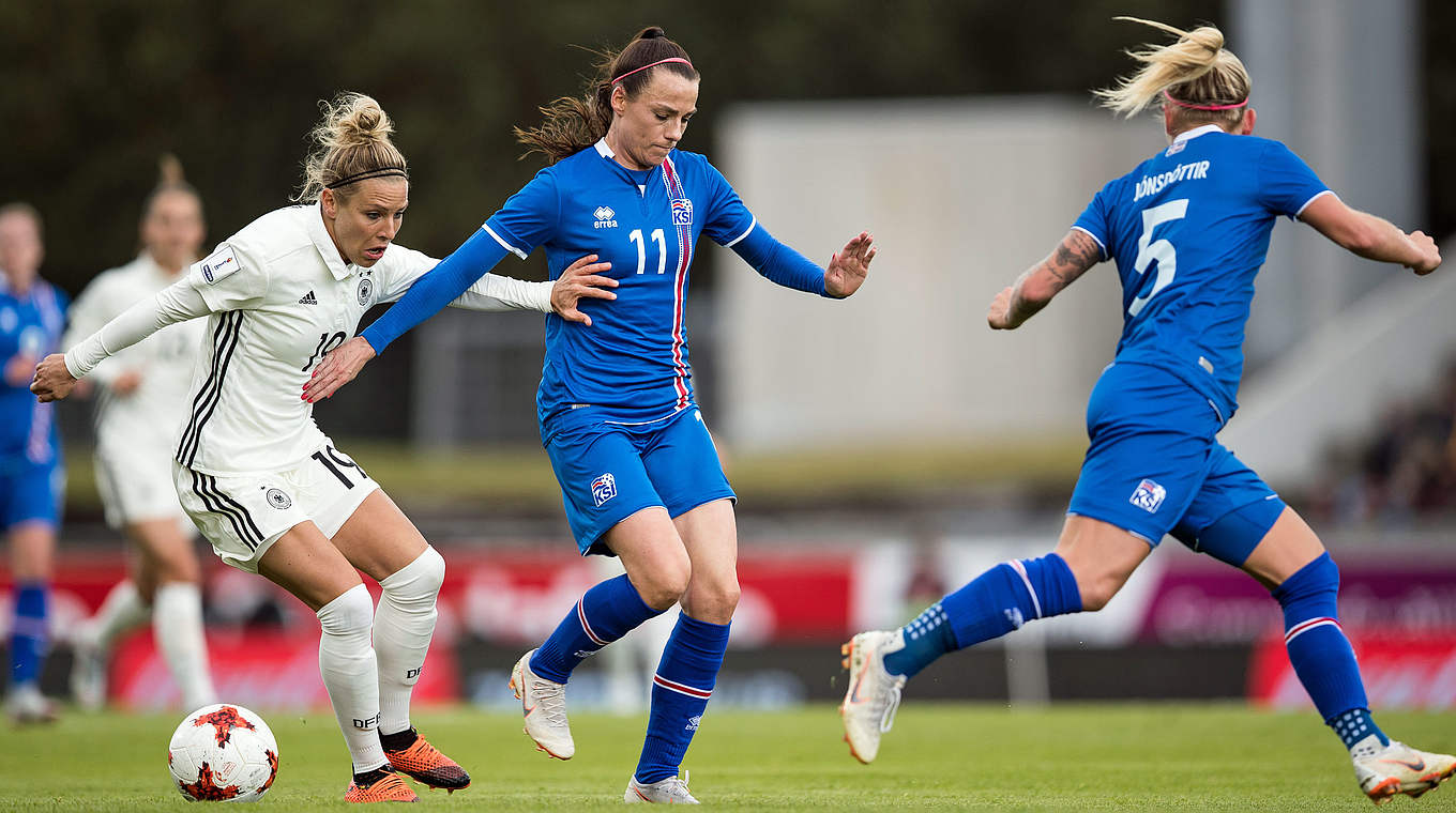 Huth (l.) zum Spiel auf den Färöer: "Gut spielen, mit sechs Punkten zurückfliegen" © 2018 Getty Images