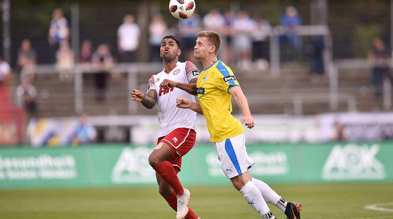 Durchgesetzt: Fortuna Köln feiert gegen Carl Zeiss Jena den ersten Heimdreier © imago/Revierfoto