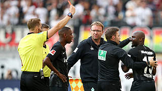 Muss wegen Tätlichkeit dreimal aussetzen: Jetro Willems (r.) von Eintracht Frankfurt © 2018 Getty Images