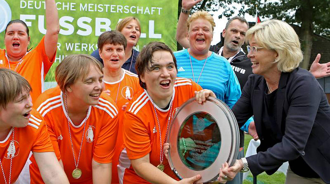 Ex-Bundestrainerin Silvia Neid (r.) bei der Siegerehrung: "Habe tolle Spiele gesehen" © Carsten Kobow