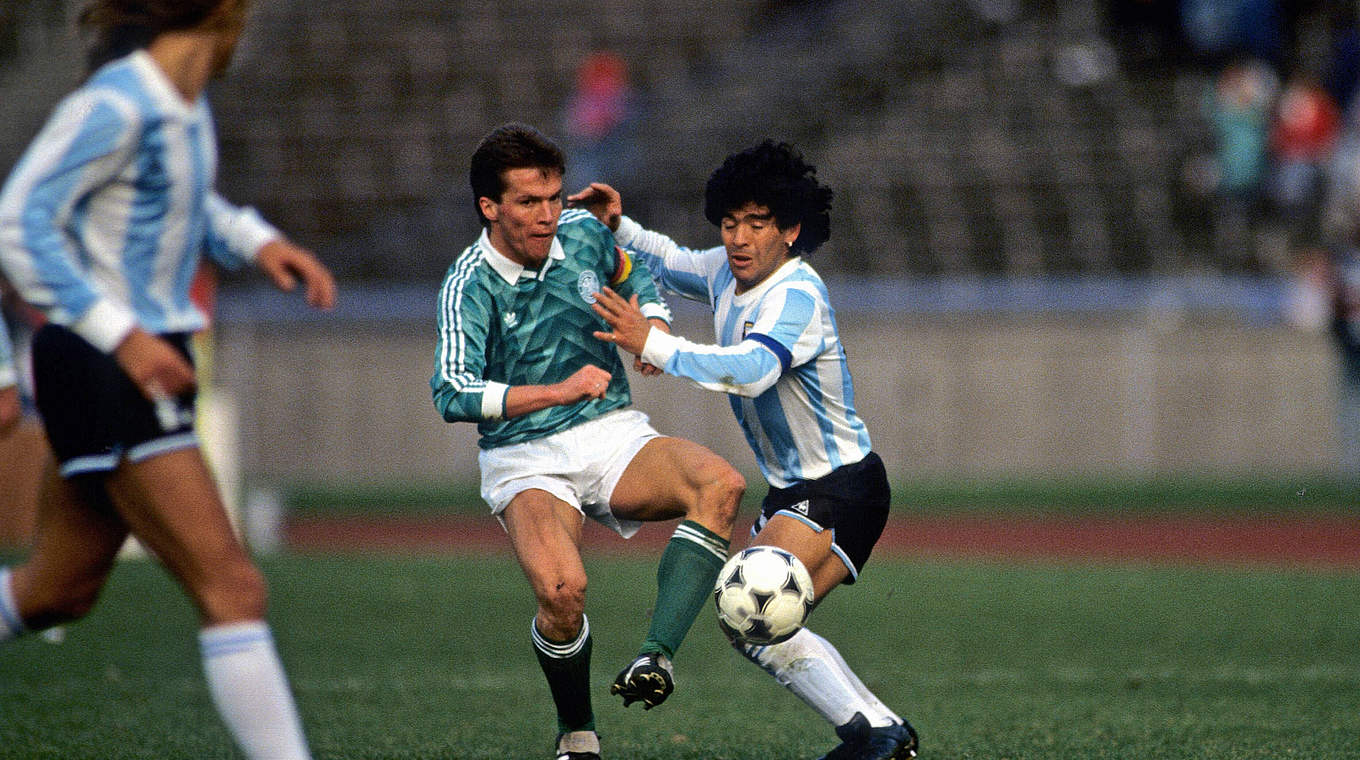 Letzter Sieg gegen aktuellen Weltmeister: Matthäus trifft 1988 gegen Maradona (r.) © imago/Pressefoto Baumann