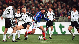 Einer gegen alle: Zidane (3.v.r.) ist 2001 in Paris von Ballack (r.) und Co. nicht zu stoppen © 
