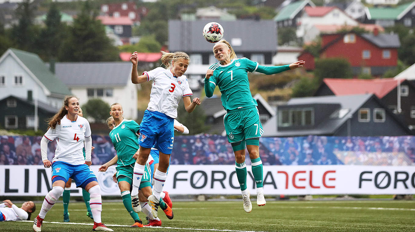 Kopfballduell: Lea Schüller (r.) setzt sich gegen Birna Johannesen durch © 2018 Getty Images