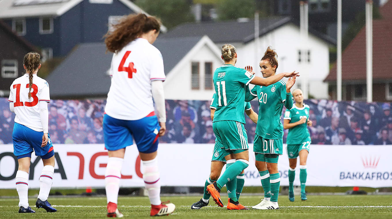 The team celebrate a goal from Lina Magull (right) after good work from Sara Doorsoun © 2018 Getty Images