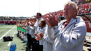 The coach applauds: Horst Hrubesch compliments his side who have qualified for next year's world cup © 2018 Getty Images