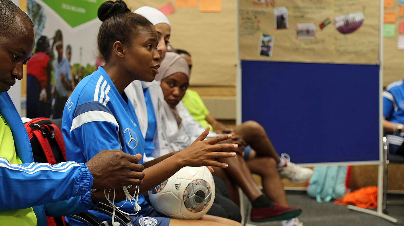 Lydia Hatzenberg in Namibia: "Wir versuchen, mit Fußballkursen Wissen zu vermitteln" © Oliver Becker