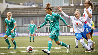 Zwei Treffer beim 8:0 gegen die Färöer: Lina Magull (M.) feiert die WM-Qualifikation © 2018 Getty Images