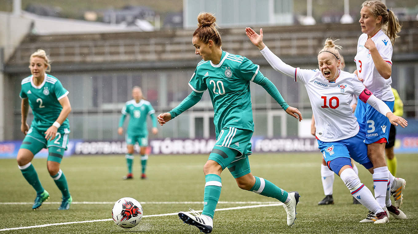Zwei Treffer beim 8:0 gegen die Färöer: Lina Magull (M.) feiert die WM-Qualifikation © 2018 Getty Images