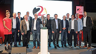 Gruppenbild mit Pokal: deutsche Fußballprominenz beim 
