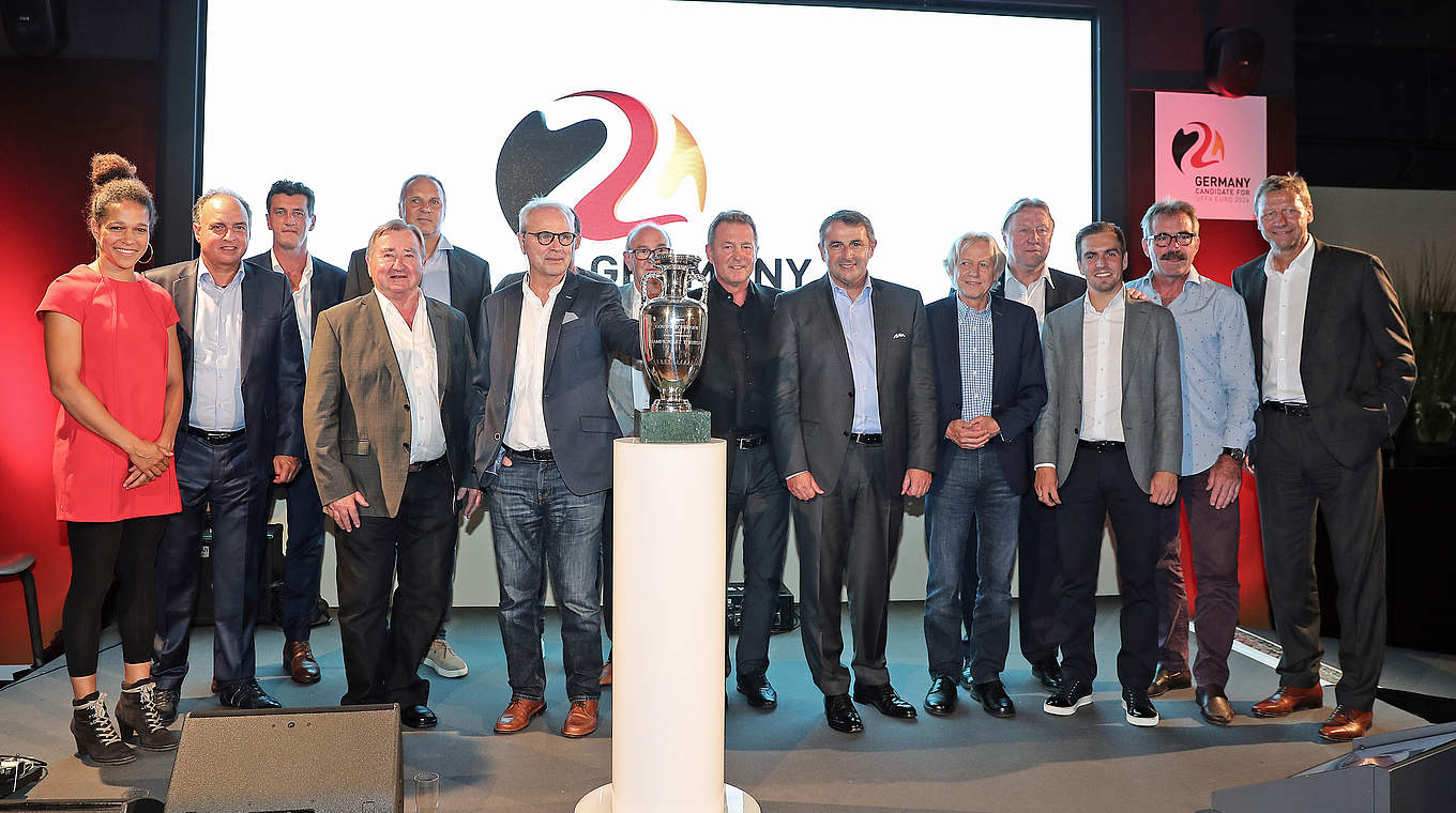 Gruppenbild mit Pokal: deutsche Fußballprominenz beim "EURO-Dinner" in München © 2018 Getty Images