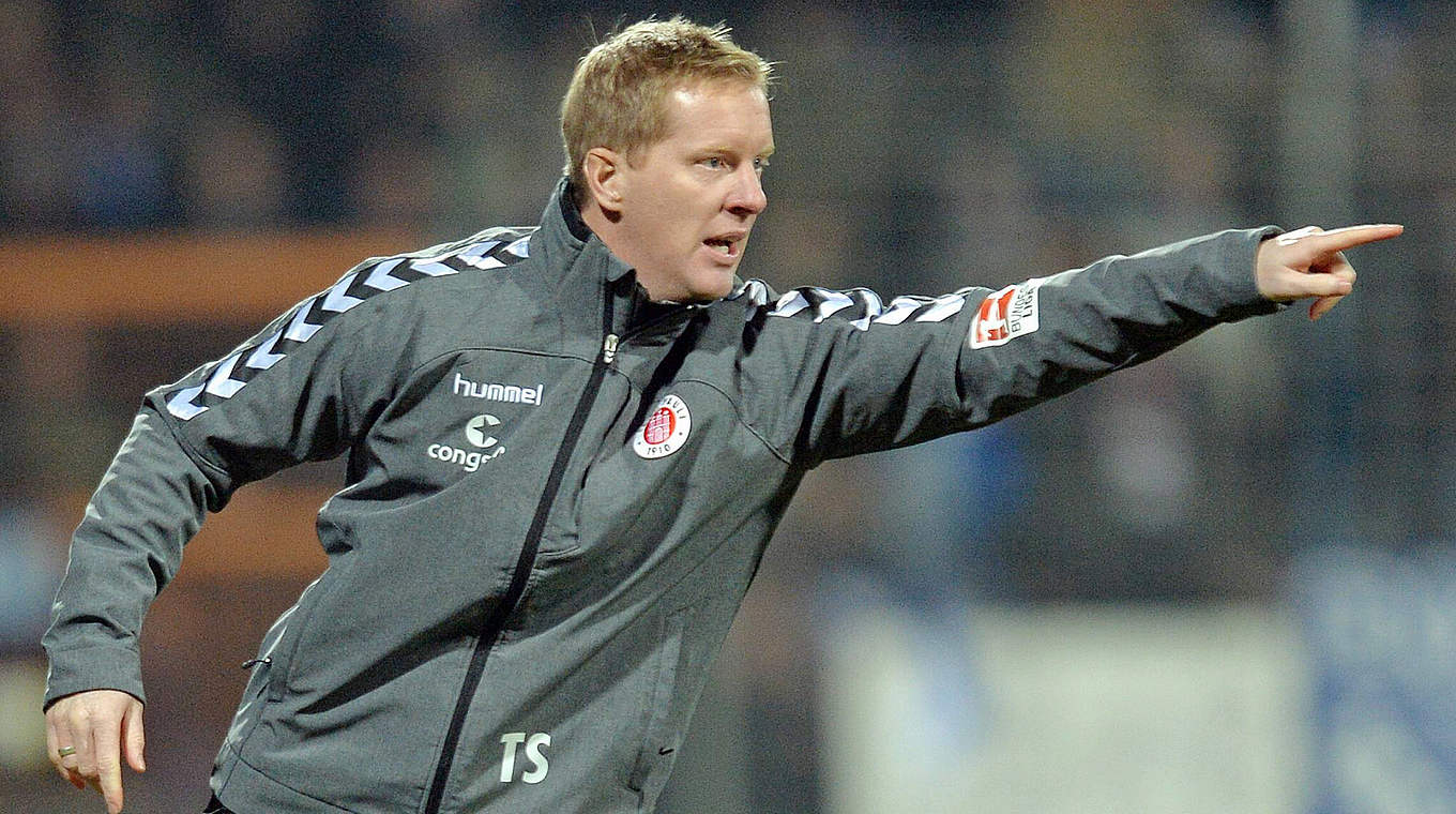 "Ich bin nicht so der Sekttyp": Trainer Timo Schultz ist mit St. Pauli Tabellenführer © imago/Schwörer Pressefoto