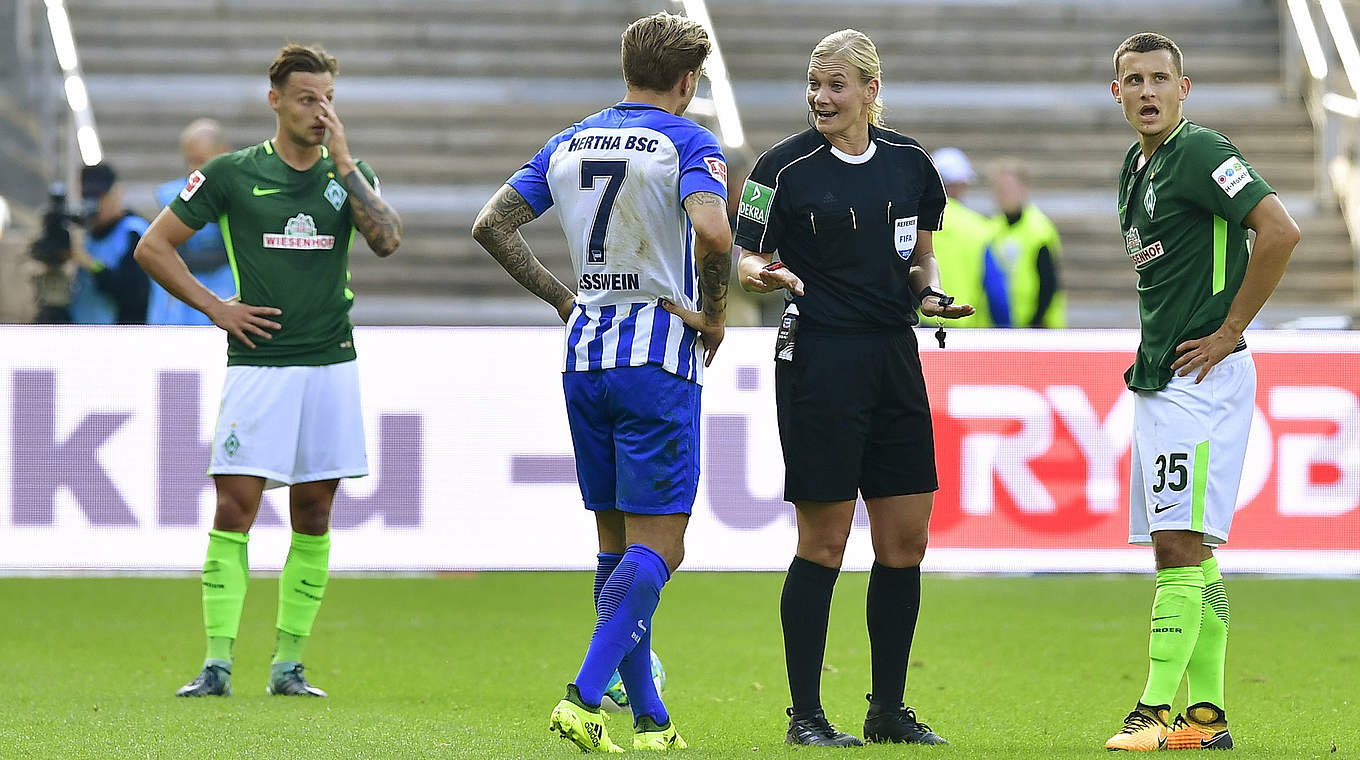 Alles im Griff: Bibiana Steinhaus leitet das Bundesligaspiel Hertha gegen Werder © Getty Images