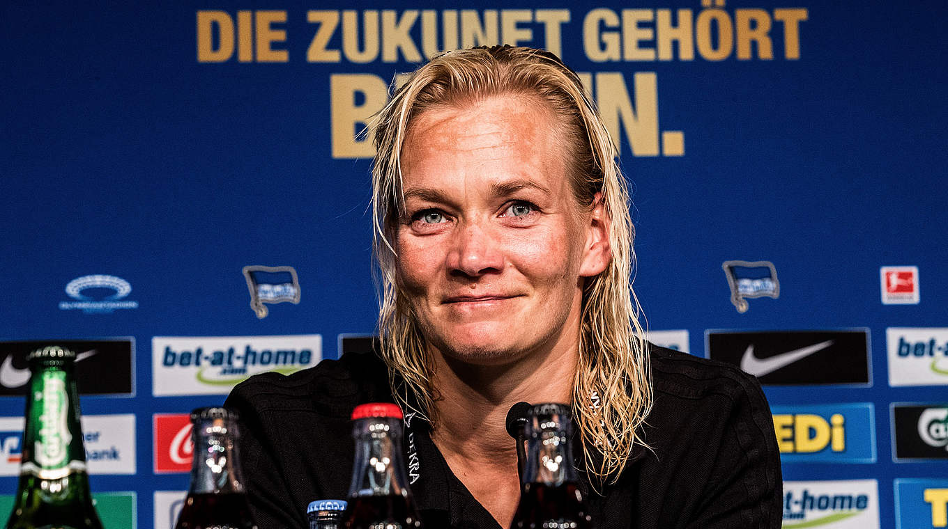 Bibiana Steinhaus auf der PK: "Ich bin erleichtert, dass das erste Spiel vorbei ist" © Getty Images