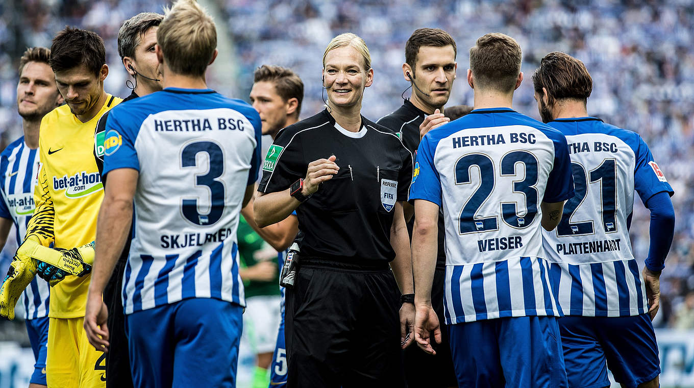 Nimmt nach dem Spiel Glückwünsche für die Leistung entgegen: Bibiana Steinhaus © Getty Images