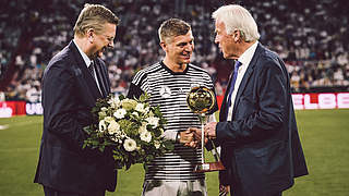 Honour before kick-off: Toni Kroos with DFB president Grindel (left) and Holzschuh © 