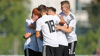 Feiern den ersten Sieg der neuen Saison: Die deutschen U 17-Junioren © 2018 Getty Images