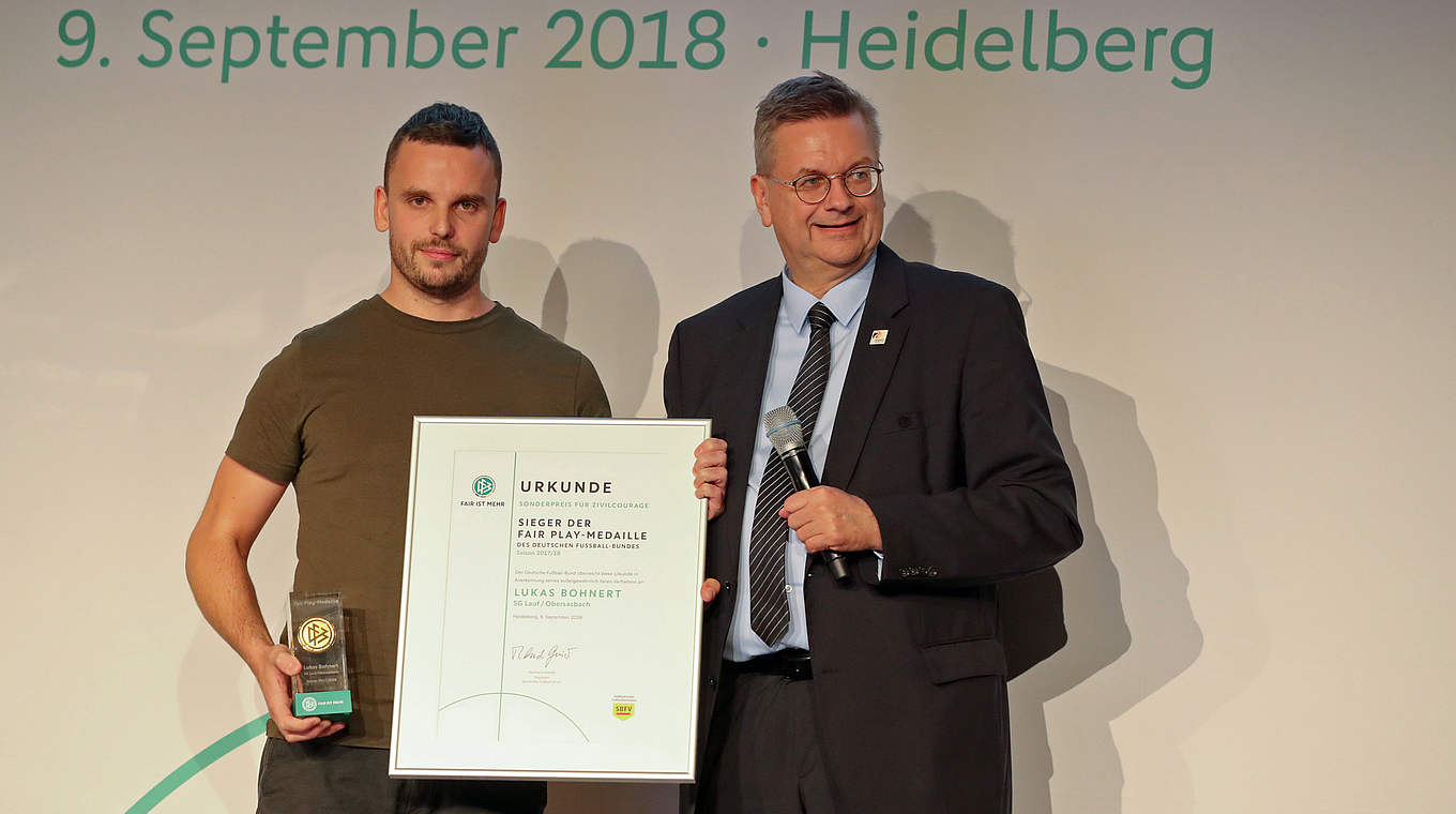 Fair Play-Medaille für Zivilcourage: DFB-Präsident Grindel ehrt Lukas Bohnert (l.) © 2018 Getty Images