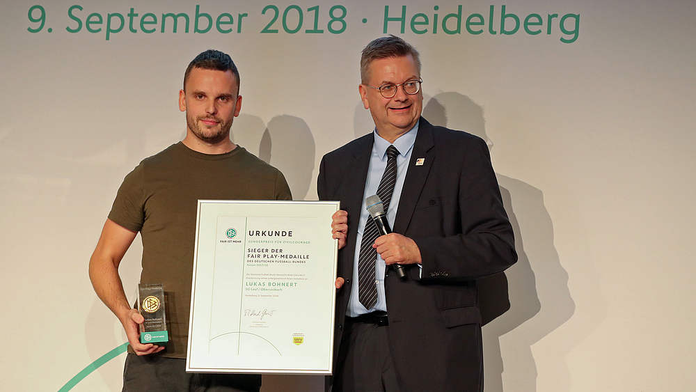 Fair Play-Medaille 2018 für Zivilcourage: DFB-Präsident Grindel ehrt Lukas Bohnert (l.) © 2018 Getty Images