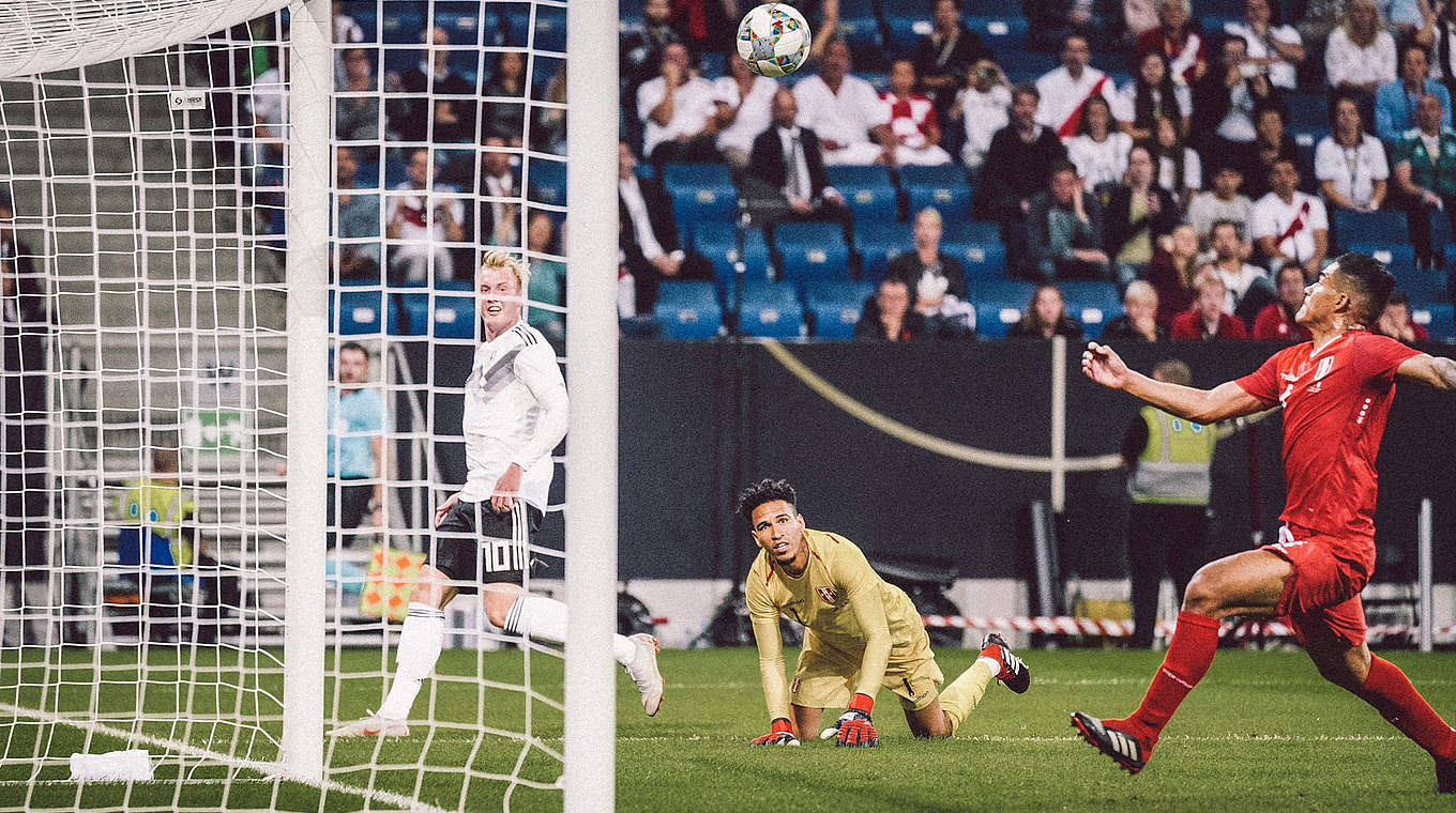 Mit gefühlvollem Heber zum Ausgleich: Julian Brandt (l.) erzielt das 1:1 gegen Peru © Philipp Reinhard