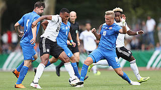 Maurice Malone fights against two Slovakia players.  © 2018 Getty Images