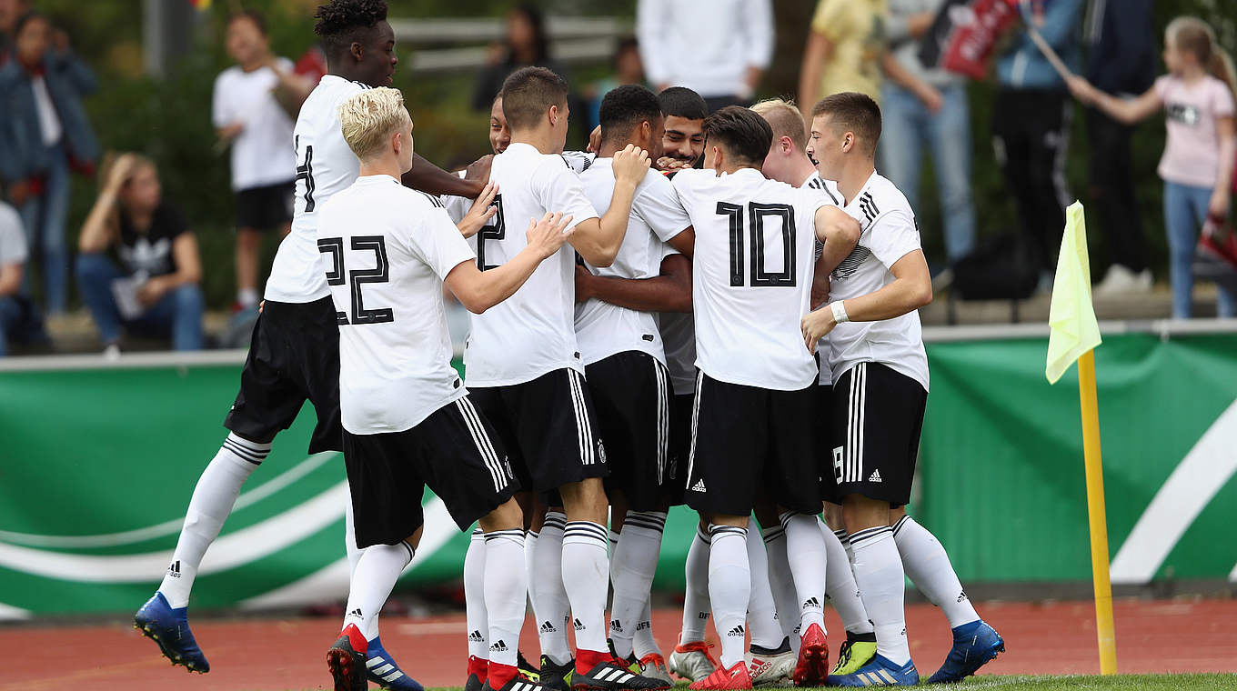 The U19s celebrate their goal in Rüsselsheim.  © 2018 Getty Images