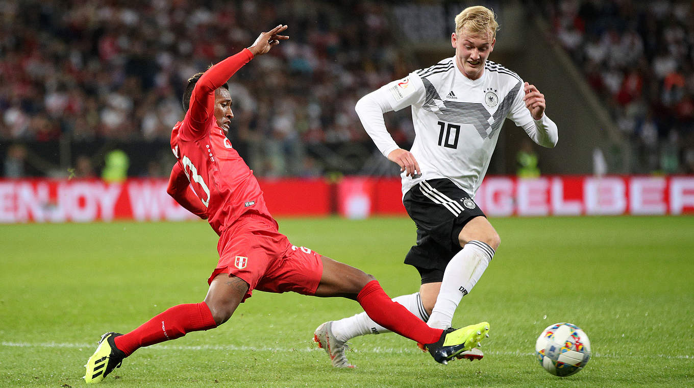 Mit viel Tempo am Ball: Offensivspieler Julian Brandt (r.) glänzt in Sinsheim gegen Peru © 2018 Getty Images