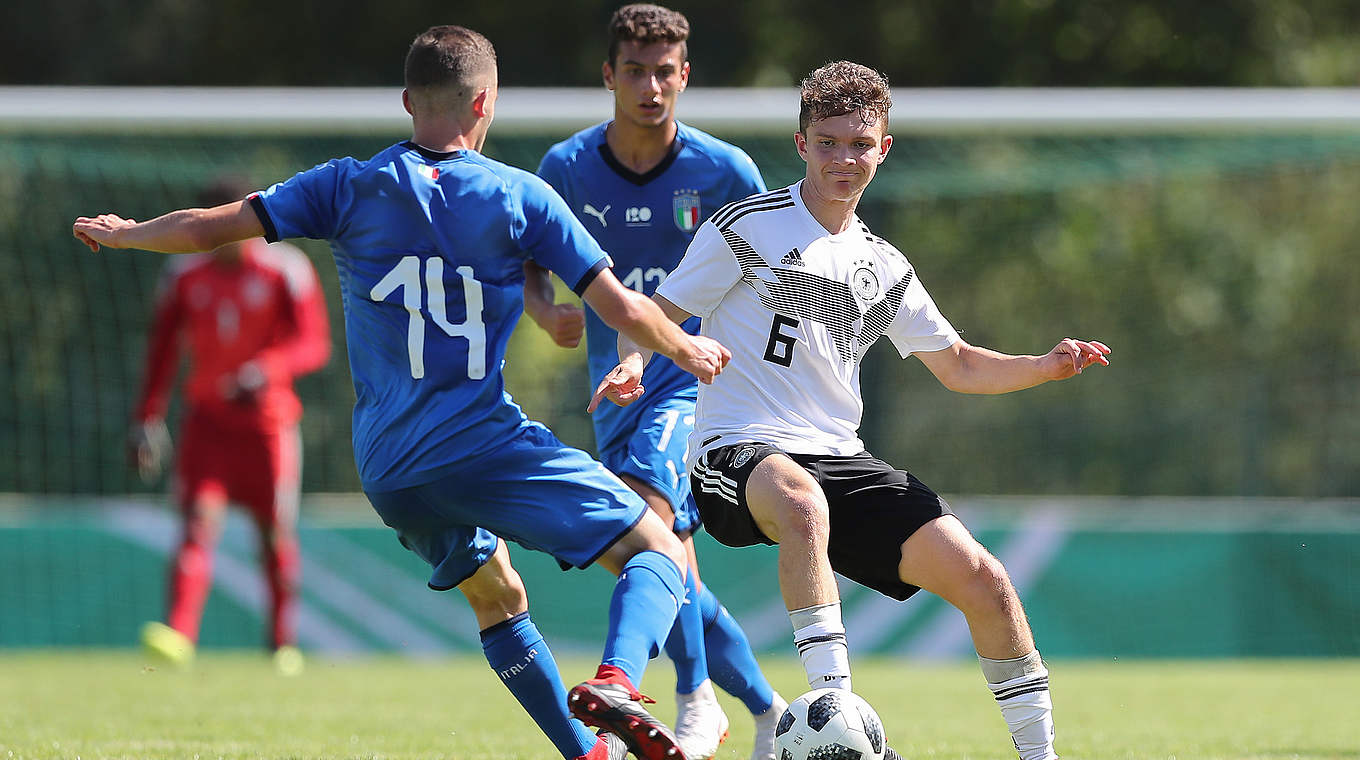 Klassiker im Juniorenfußball: Die U 17 mit Jordan Mayer (r.) spielt 2:2 gegen Italien © Getty Images