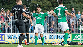Trifft für die Werder-Profis: Junioren-Nationalspieler Pascal Hackethal (M.) © imago/Nordphoto