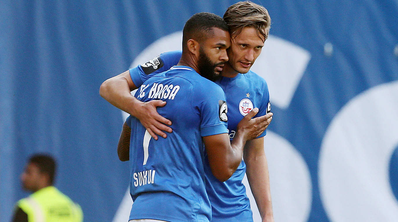 Bülow (r.) jubelt mit Cebio Soukou: "Wir haben eine sehr junge Mannschaft" © 2018 Getty Images