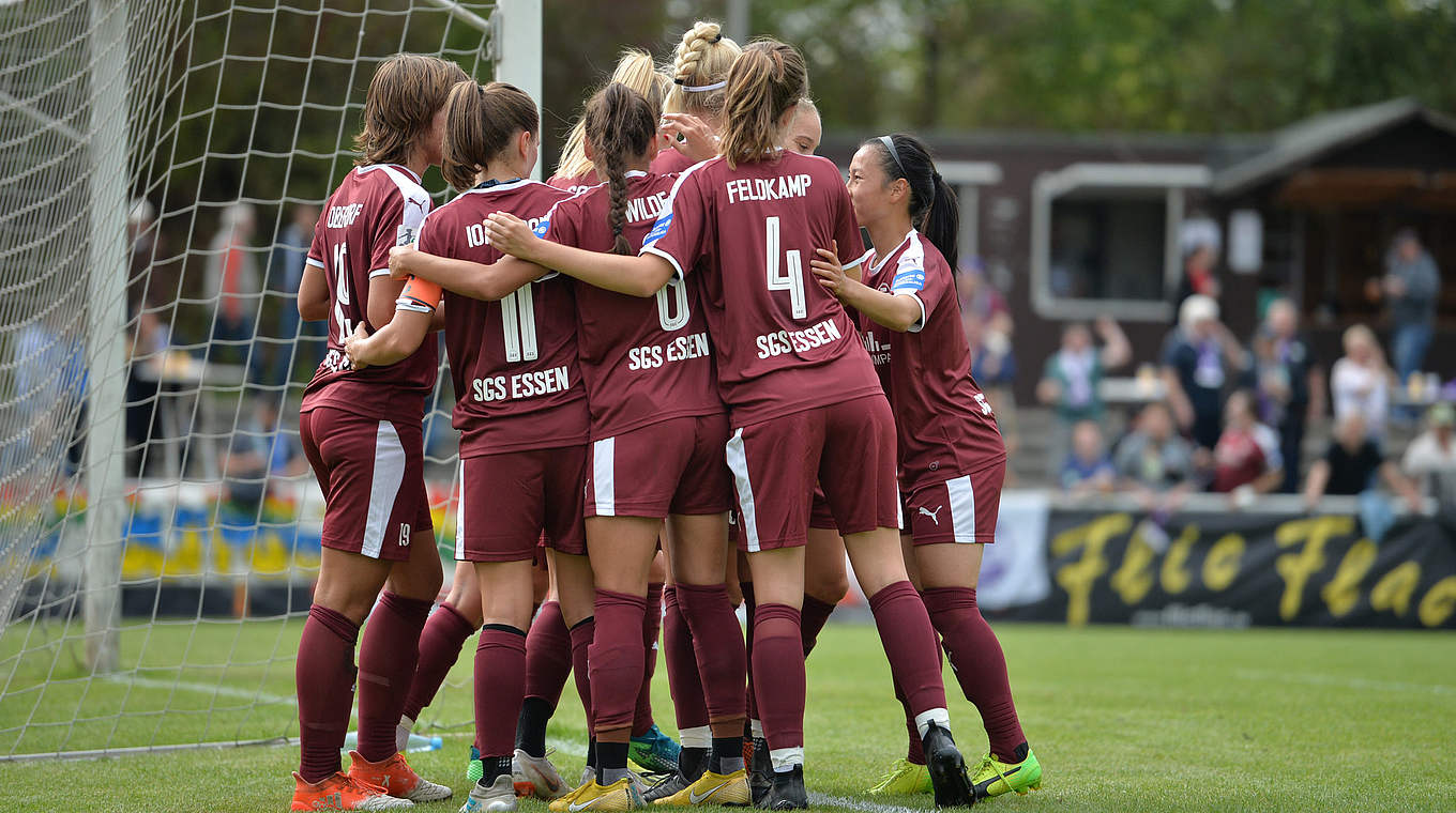 Essener Jubeltraube: Die Spielerinnen feiern das 1:0 durch Lena Oberdorf © Jan Kuppert