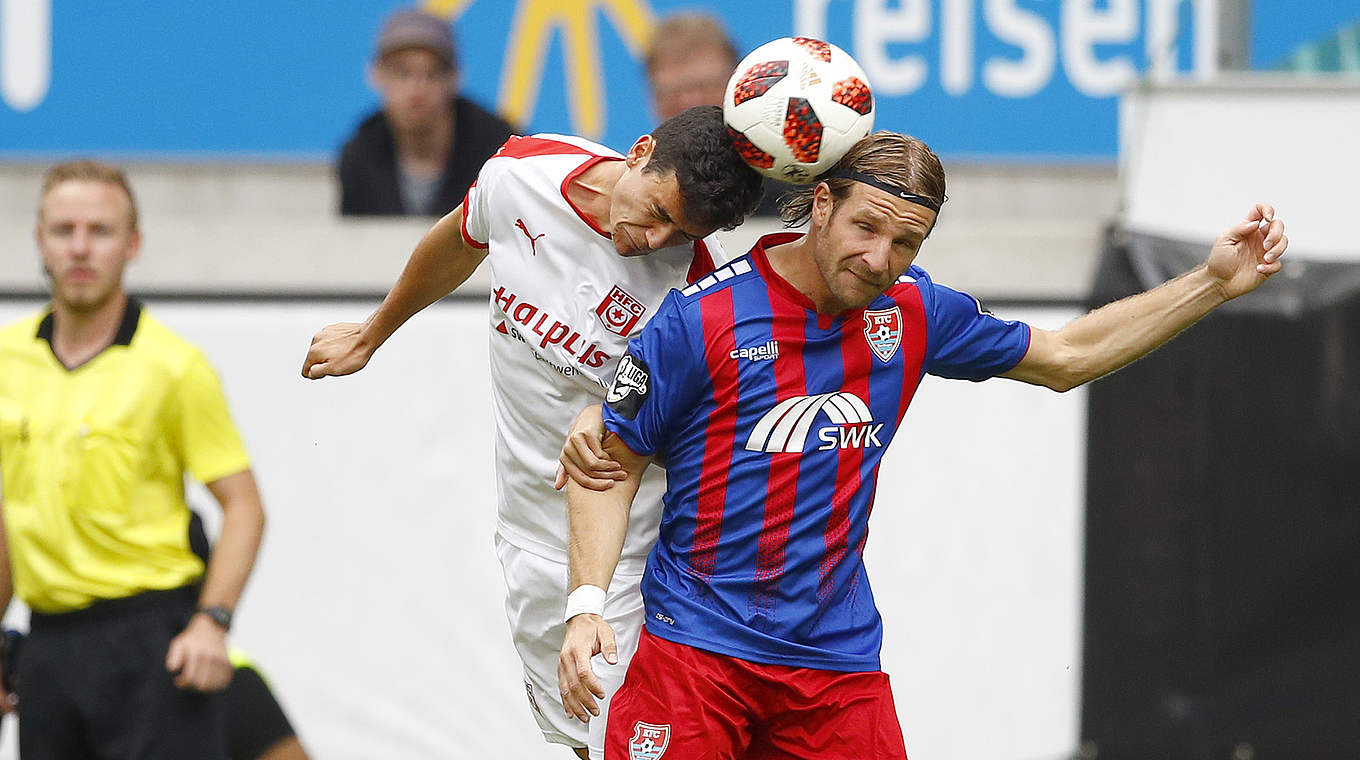 Schenken den Ball nicht her: Torschütze Stefan Aigner (r.) gegen Halles Niklas Landgraf © 2018 Getty Images