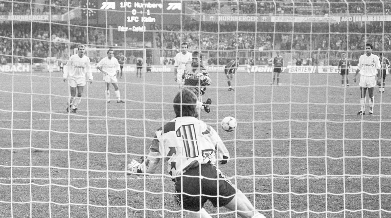 Duell der Torhüter in der Bundesliga: Köpke trifft 1992 per Elfmeter - gegen Illgner © 2018 imago