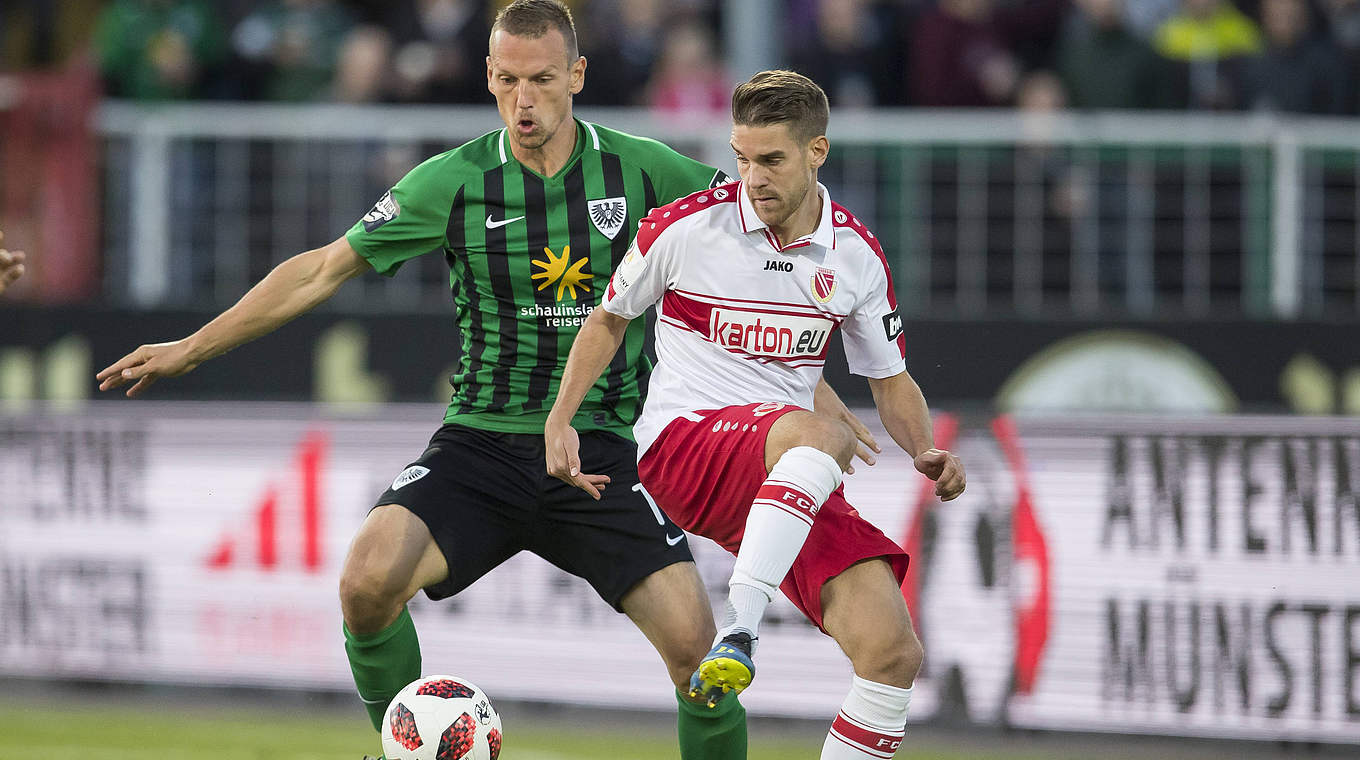 Den Ball im Blick: Münsters Abwehrspieler Ole Kittner (l.) und Fabian Graudenz © imago/Kirchner-Media