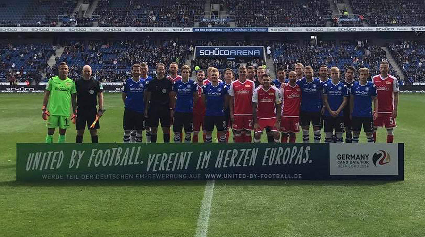 Gruppenbild mit den Spielern von Arminia Bielefeld und Union Berlin © DFB