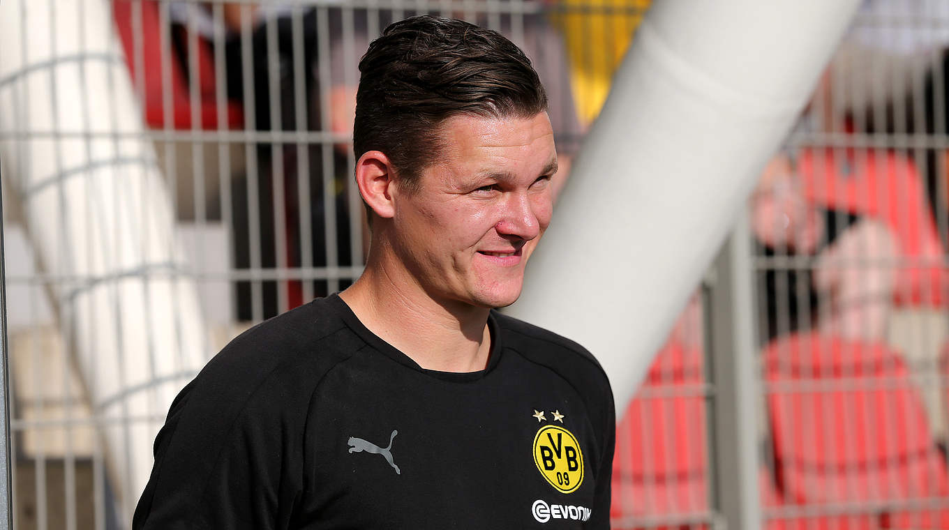 Steht mit seinem Team wieder auf Platz eins der Tabelle: BVB-Coach Sebastian Geppert  © 2018 Getty Images