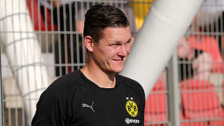 Steht mit seinem Team wieder auf Platz eins der Tabelle: BVB-Coach Sebastian Geppert  © 2018 Getty Images