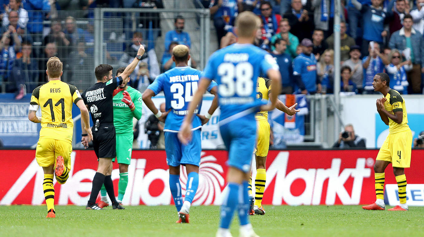Wegen unsportlichen Verhaltens für ein Spiel gesperrt: Dortmunds Abdou Diallo (r.) © 2018 Getty Images