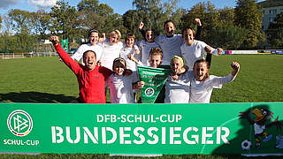 Zum dritten Mal hintereinander Sieger bei den Mädchen: die Carl-von-Weinberg-Schule © DFB