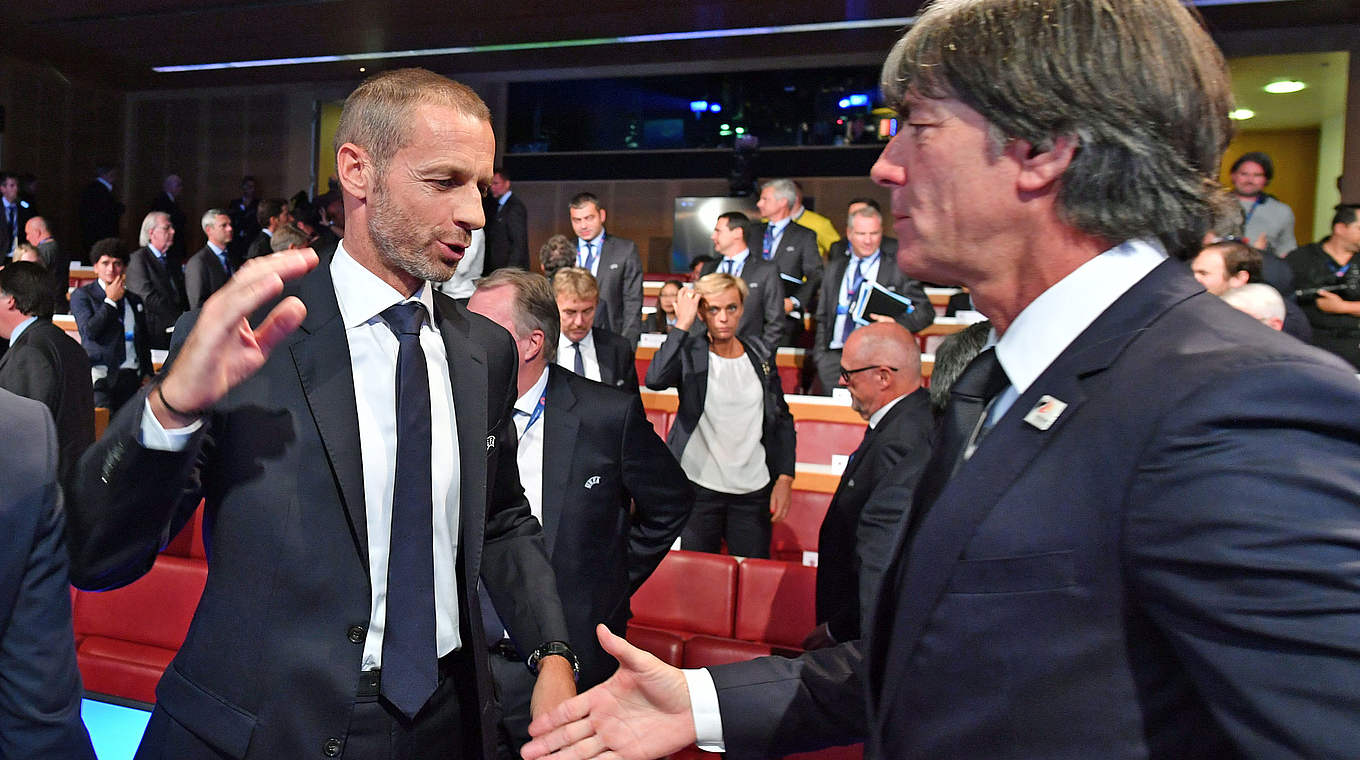 "So ein Turnier ist etwas Außergewöhnliches für ein Land": Löw mit Ceferin (l.) © UEFA