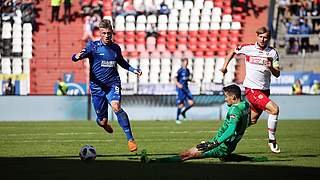 Umkurvt Energie-Keeper Spahic auf dem Weg zum 1:0: Karlsruhes Pourie (l.) © imago/Sportfoto Rudel