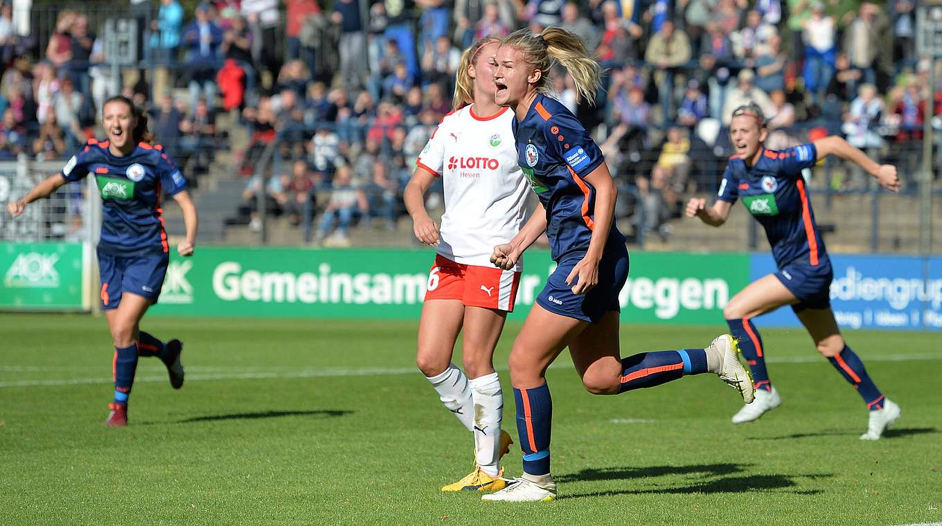 Jubel bei Potsdam: Rahel Kiwic erhöht noch vor der Pause per Kopf auf 2:0 © Jan Kuppert