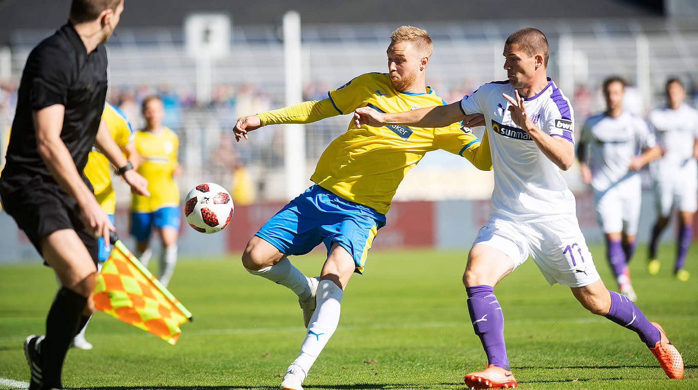 Umkämpftes Spiel in Thüringen: Brügmann (l.) von Jena gegen Osnabrücks Susac (r.) © imago