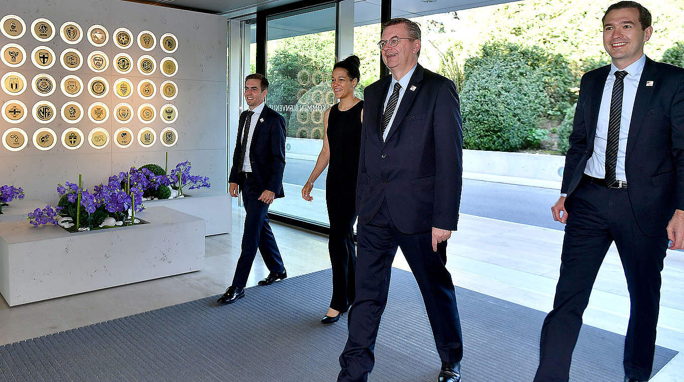 Bei der UEFA in Nyon: Philipp Lahm, Celia Sasic, Reinhard Grindel, Friedrich Curtius (v.l.) © 2018 UEFA