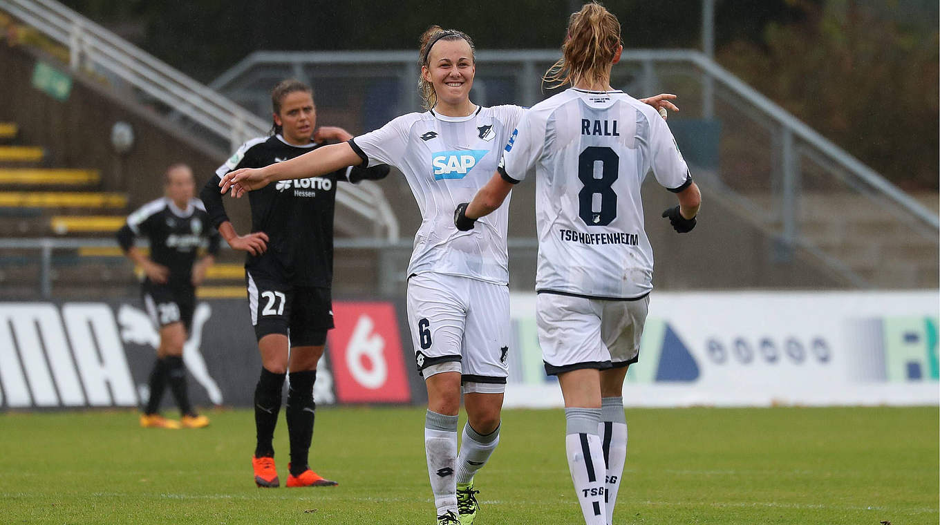 Zum ersten Mal im Kreis der DFB-Frauen: Lena Lattwein (M.) von der TSG Hoffenheim © imago