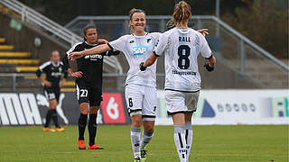 Zum ersten Mal im Kreis der DFB-Frauen: Lena Lattwein (M.) von der TSG Hoffenheim © imago