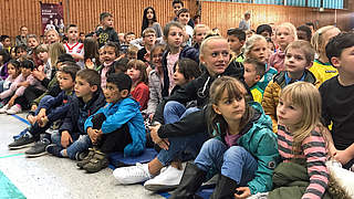 Heimspiel für Lea Schüller: die Nationalspielerin von der SGS in einer Essener Schule © DFB