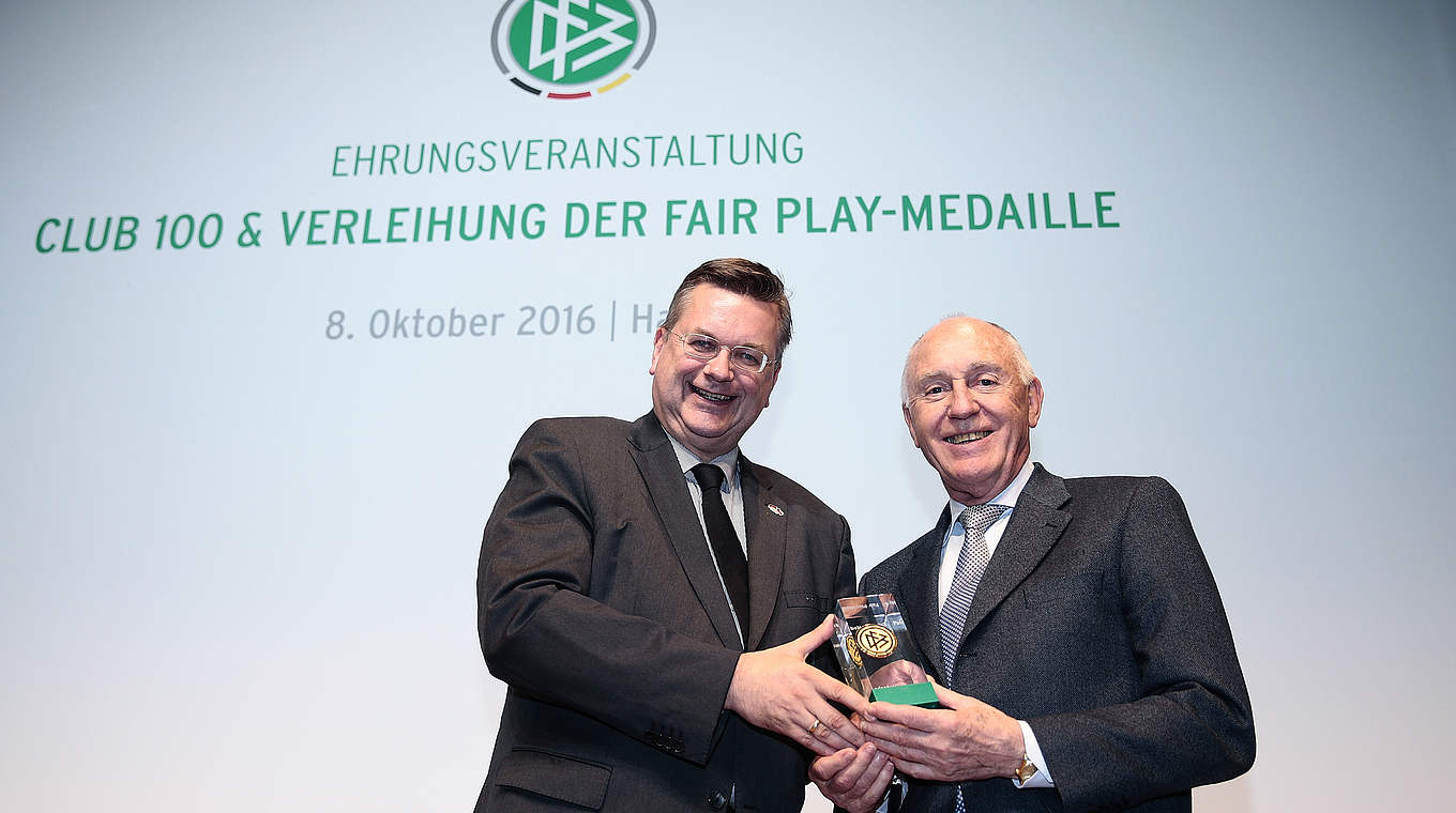 Fair ein Leben lang: Schulz (r.) erhält von Grindel 2016 die DFB-Fairplay-Medaille © 2016 Getty Images