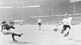 Erlebt das Wembley-Tor aus nächster Nähe: Schulz (r.) im WM-Finale 1966 gegen Hurst © imago/United Archives International