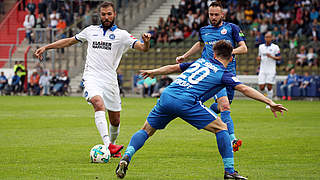 Will mit dem KSC in Rostock an die Spitze: Innenverteidiger Daniel Gordon (l.) © imago/Sportfoto Rudel